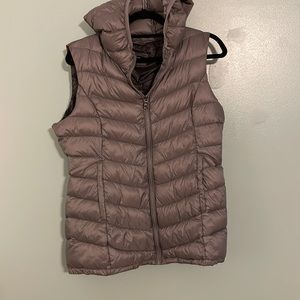 Women’s gray puffer jacket vest by Steve Madden